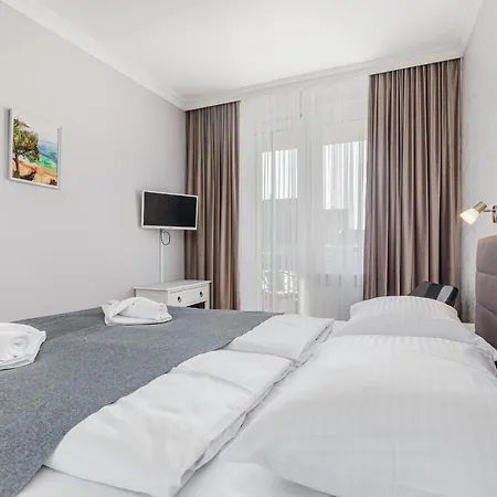 Modern With Balcony In Center By Renters *